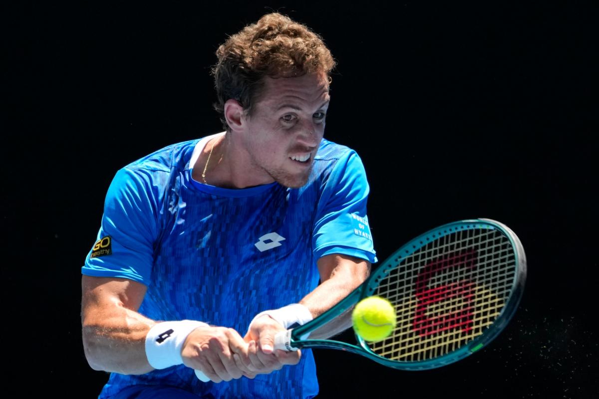 Roberto Carballes drži set protiv napada talentovanog Tomija Pola