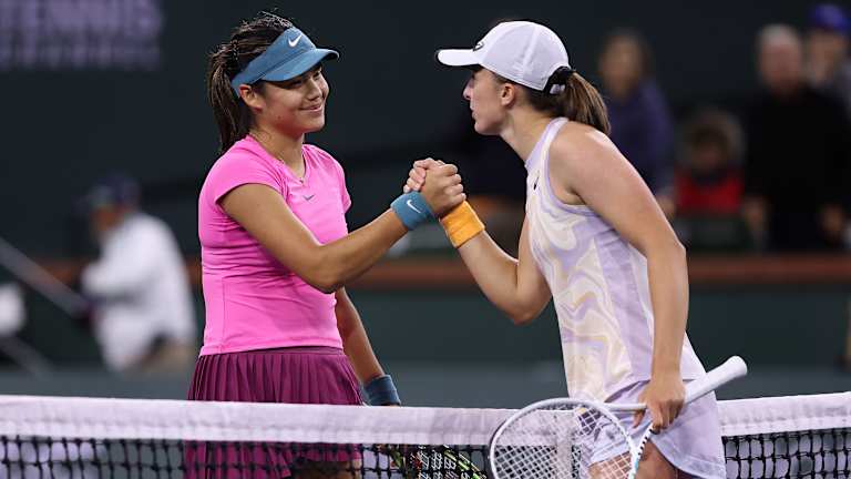 Sviatek (desno) osvojila je svoju prvu veliku titulu sa 19 godina, u Parizu 2020. godine. Raducanu je osvojila svoju prvu sa 18 godina, u Njujorku 2021. godine.