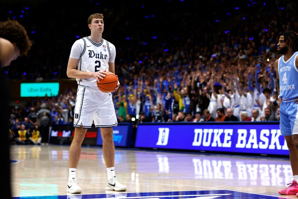 Kuper Flagg se priprema da šutira slobodno bacanje