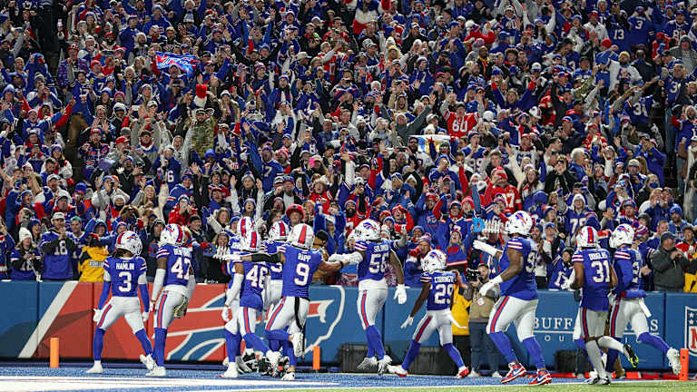 Bills Mafia, i Buffalo odbrana, u srećnijim vremenima protiv Kansas City Chiefs.