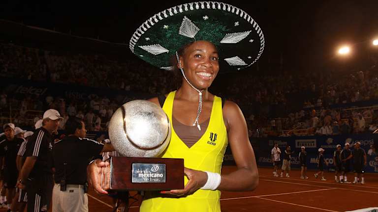 Venus Vilijams podiže trofej Akapulka 2010. godine, kada je turnir bio kombinovani događaj održan na zemljanim terenima.