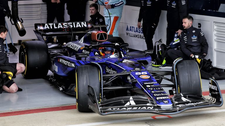 Carlos Sainz vozi FV47 na lansiranju automobila Villiams '2025
