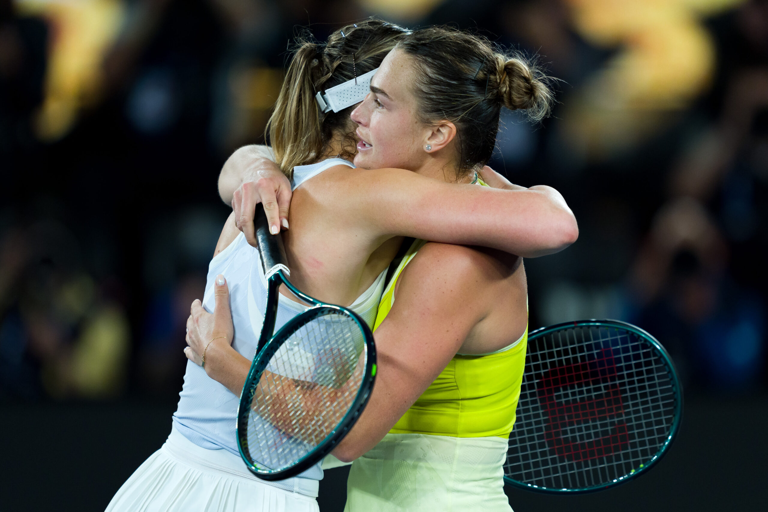 Arina Sabalenka isporučuje skup poklon koji je obećala Pauli Badosa na Otvorenom prvenstvu Australije