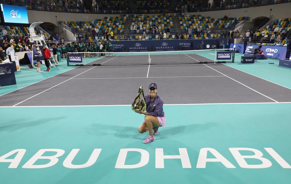 Belinda Benčić pozira sa trofejem u Abu Dabiju.