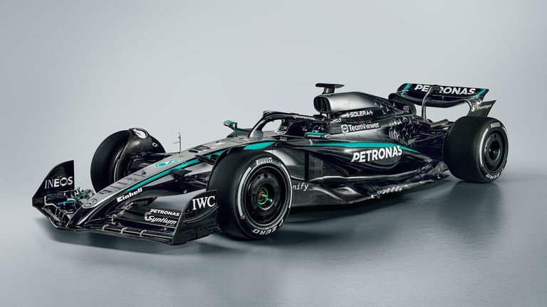 Mercedes je u ponedeljak otkrio slike V16