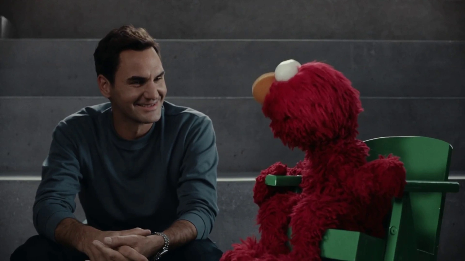 Rodžer Federer objašnjava tenisko bodovanje, Na logotipu Elma u reklami za Super Bovl