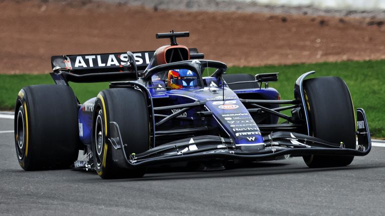 Carlos Sainz vozi FV47 na lansiranju automobila Villiams '2025