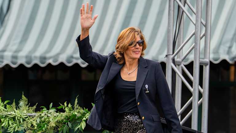 Hall of Famer Gigi Fernandez na ceremoniji uvođenja 2024. godine. 17-struki grend slem šampion u dublu izgubio je svoj dom na Floridi prošle godine tokom uragana Helene, i osetio inspiraciju da pomogne onima u teniskoj zajednici koji pate od prirodnih katastrofa. Kada su požari pogodili područje Los Anđelesa, njena nova neprofitna organizacija, Tennis for Hope, krenula je u akciju.