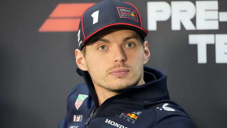 Vozač Red Bula Maks Verstapen iz Holandije sedi na konferenciji za štampu tokom predsezonskog testiranja Formule 1 na stazi Bahrein International Circuit u Sakhiru, Bahrein, četvrtak, 27. februara 2025. godine. (AP Photo/Darko Bandić)