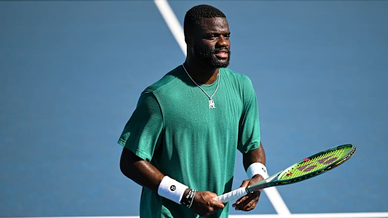 Frances Tiafoe, koji radi sa Venusovim dugogodišnjim bivšim trenerom Davidom Vittom, udario je na susednom terenu sa Aleksejem Popirinom.