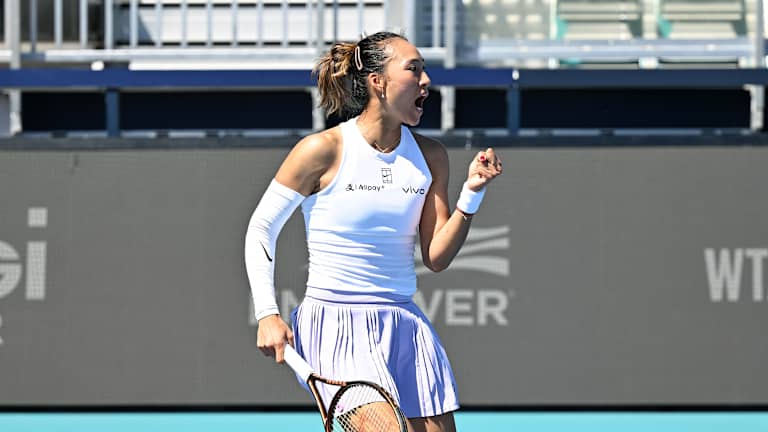 ... Zheng se oporavio da bi napravio brejk po četvrti put pre nego što je servirao za pobedu 6-1, 7-5.