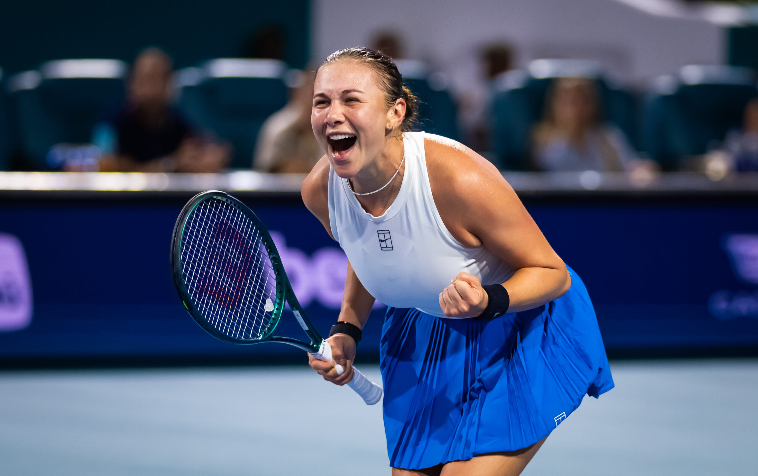 Amanda Anisimova pušta emocije da proključaju, a zatim ih vozi u Majamiju kako bi prekinula vrući niz Mirre Andreeve