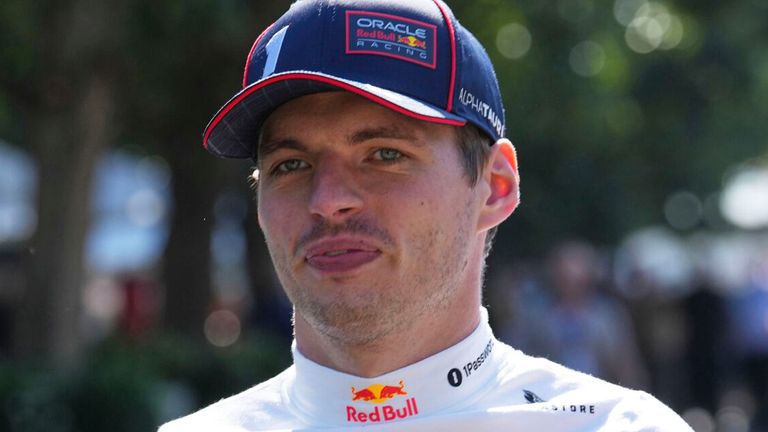 Vozač Red Bula Maks Verstapen iz Holandije šeta padokom uoči Velike nagrade Australije Formule 1 u Albert Parku, u Melburnu, Australija, u četvrtak, 13. marta 2025. godine. (AP Photo/Heath McKinley)