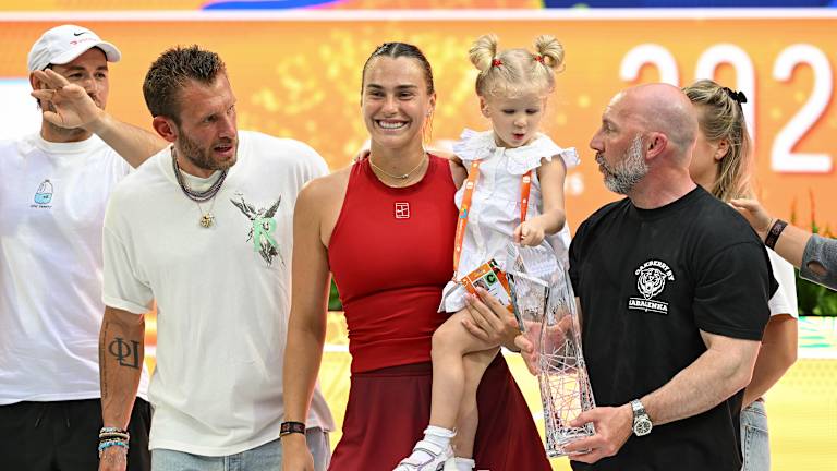 Nikol želi da se uključi u nagradu koju drži Džejson Stejsi, Sabalenkin fitnes trener.