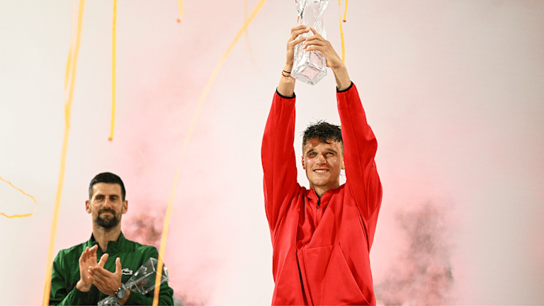 "Ne postoji teži zadatak za tenisera nego da vas pobedi u finalu turnira", rekao je Menšik Đokoviću tokom ceremonije dodele trofeja.
