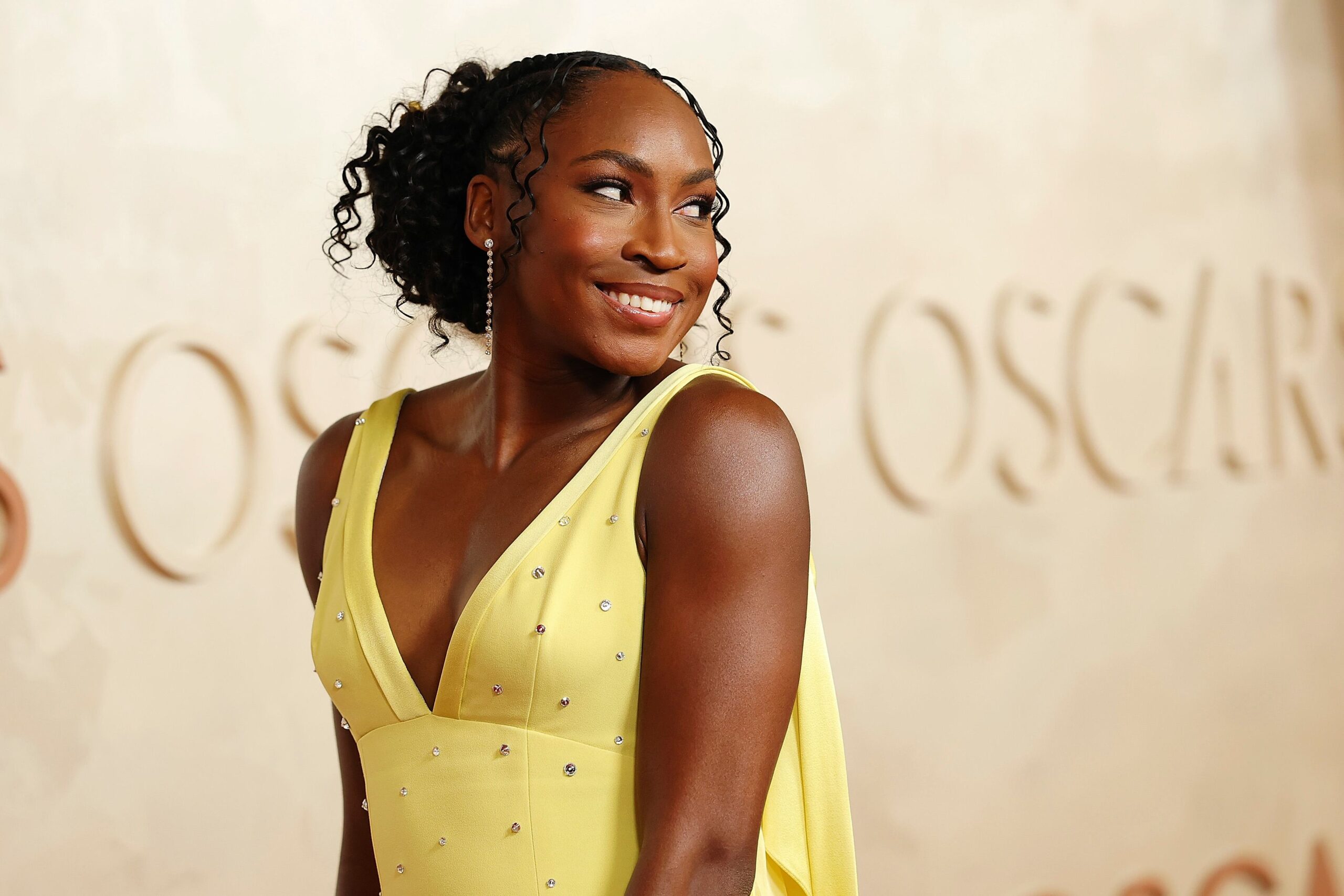 Coco Gauff zaslepljuje žuto na crvenom tepihu Oskara