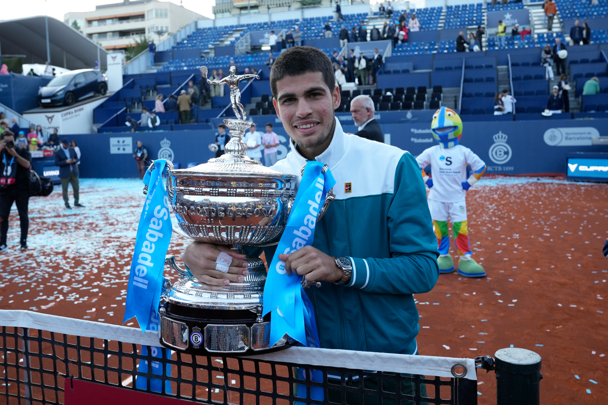 Karlos Alkaraz pozira sa trofejem Barselona Open Banc Sabadell-Trofeo Conde de Godo 2022.