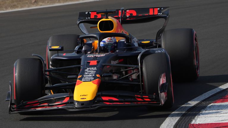 Vozač Red Bula Maks Verstapen iz Holandije upravlja svojim automobilom tokom kvalifikacija za Veliku nagradu Kine Formule 1 na stazi Shanghai International Circuit, Šangaj, subota, 22. mart 2025. godine. (AP Photo/Andy Wong)