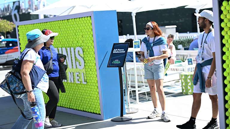 Navijači ulaze u Tennis Channel's Court Lounge na BNP Paribas Open.