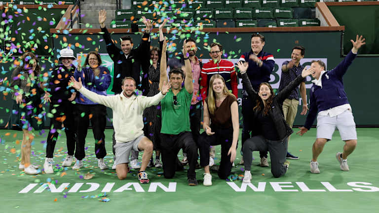 Matt (u crvenoj jakni Fila) sa svojim timom nakon 2023 BNP Paribas Open u Indijan Velsu.
