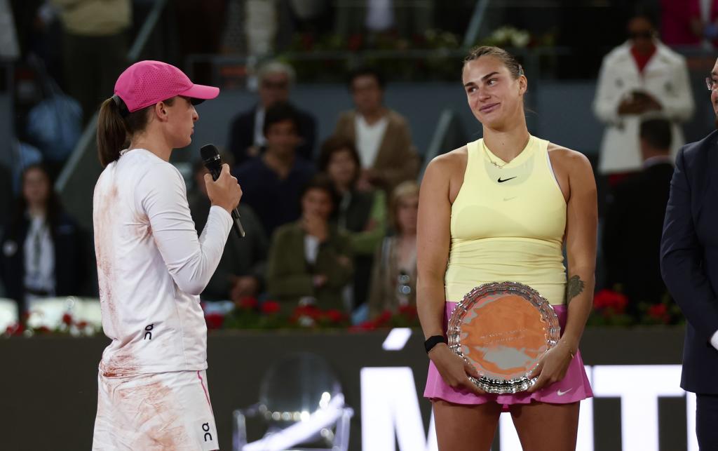 Iga Sviatek, sa mikrofonom, i Arina Sabalenka.