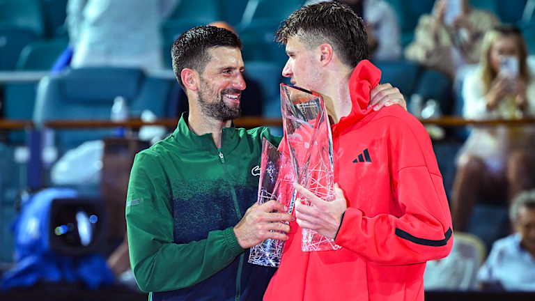 "Gledao sam ga, znate, odrastanje. Zbog njega sam u osnovi počeo da igram tenis", rekao je Menšik o Đokoviću nakon što je srušio 24-strukog grend slem šampiona u Majamiju.