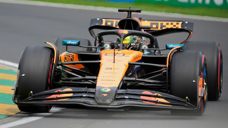 Vozač McLarena Oskar Pjastri iz Australije upravlja svojim automobilom tokom trećeg treninga na Velikoj nagradi Australije Formule 1 u Albert Parku, u Melburnu, Australija, subota, 15. marta 2025. godine. (AP Photo/Asanka Brendon Ratnayake)