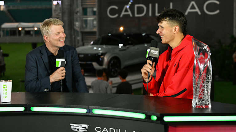 Izveštaj posle meča sa Džimom Kurirom (i Prakašem Amritajem) na stolu Cadillac Tennis Channel.
