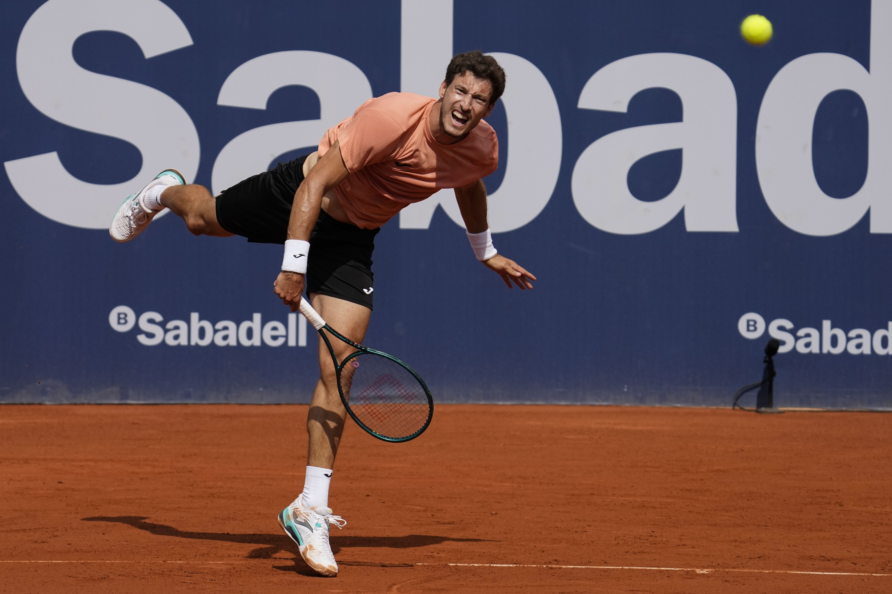 Španski teniser Pablo Carreno Busta tokom meča prvog kola protiv francuskog tenisera Arthura Filsa na Barselona Open Banc Sabadell.