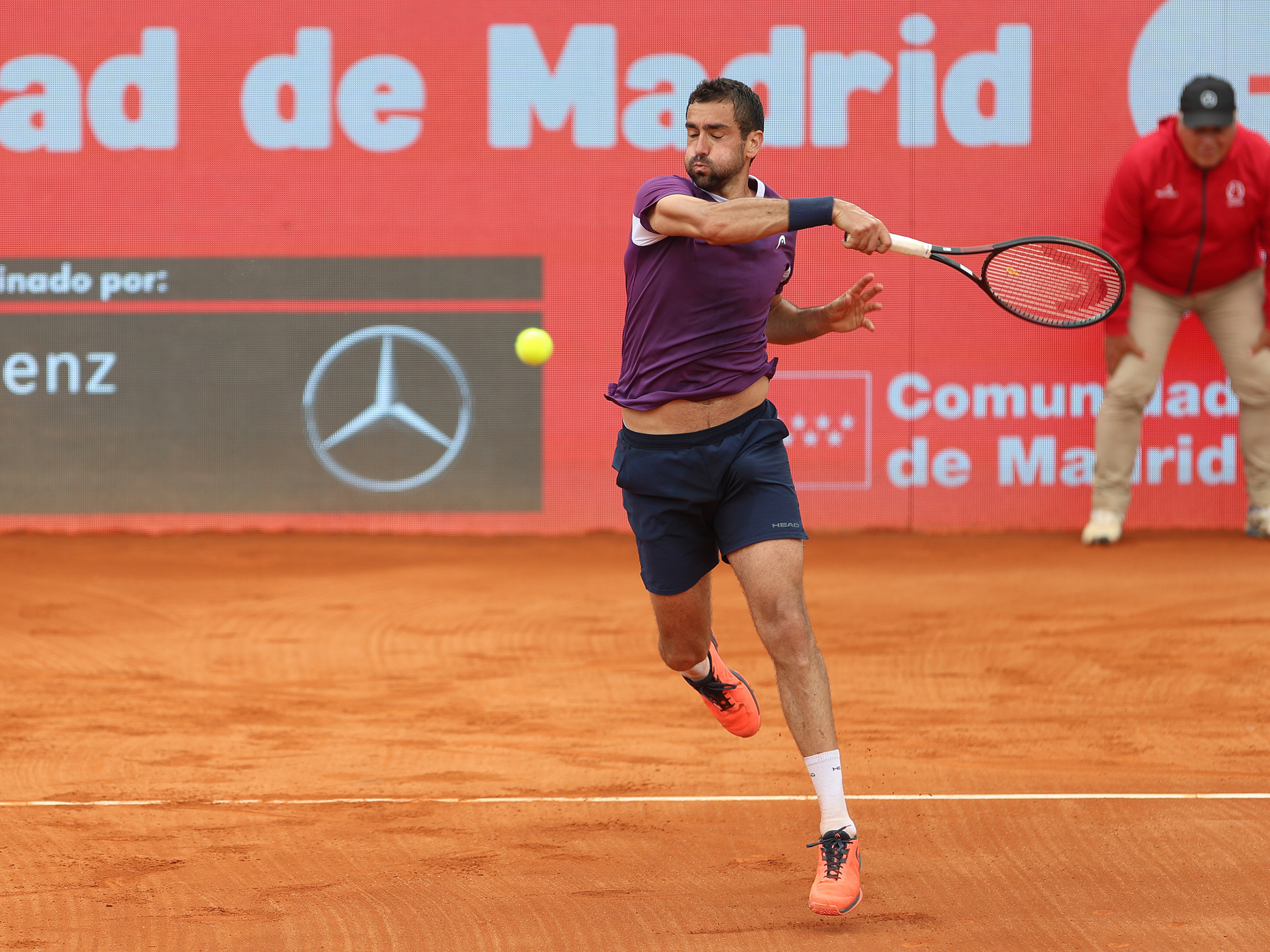Hrvatski teniser Marin Čilić u akciji protiv poljskog tenisera Kamila Majchrzaka ove nedelje, tokom finala ATP Challenger Comunidad de Madrid.