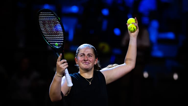 U svom prvom meču na šljaci protiv Sviatek ranije ove godine, Ostapenko je podsetila sve svoje pedigree na prljavštini.