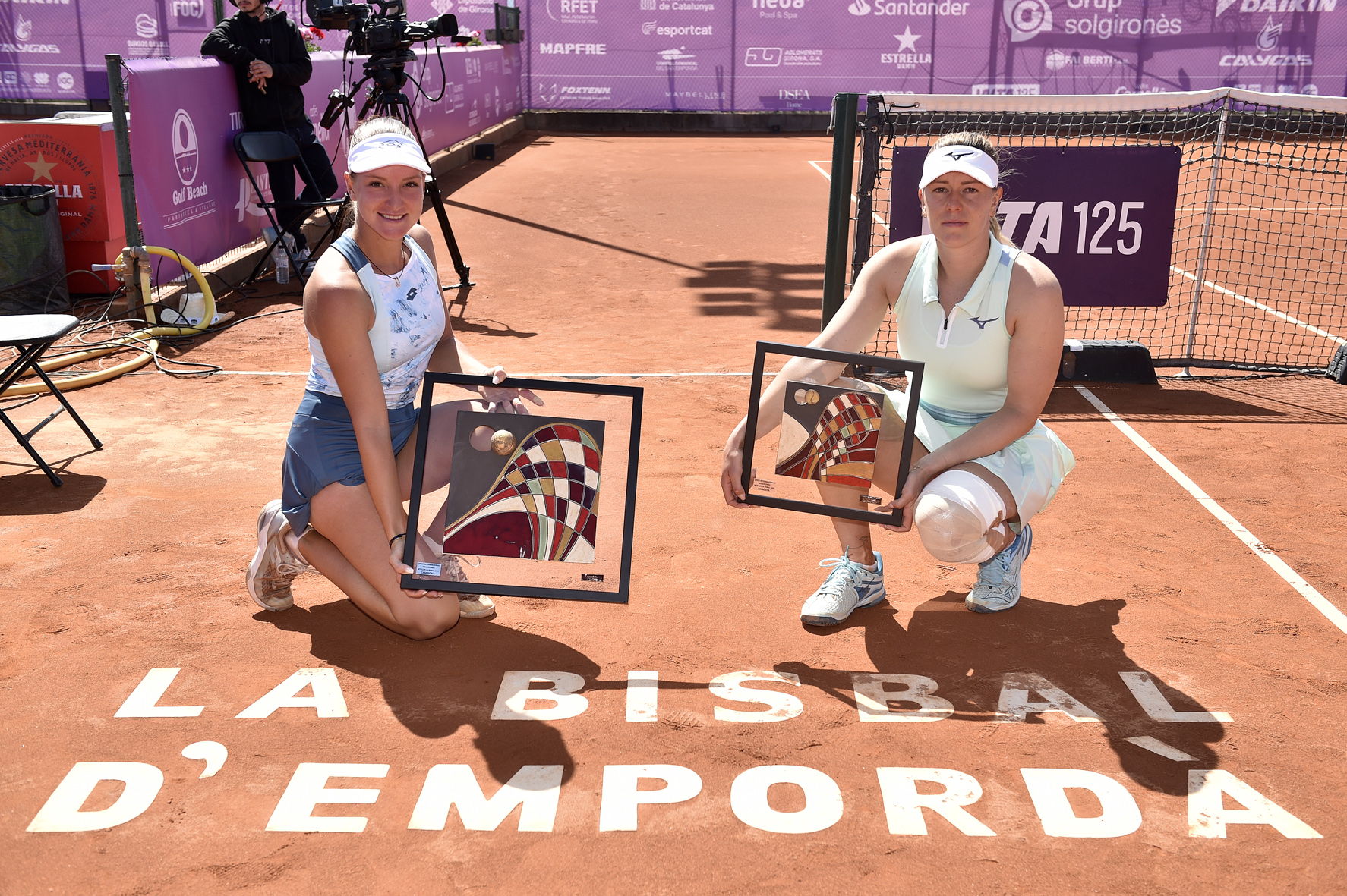 Šampion i finalista, sa trofejima.