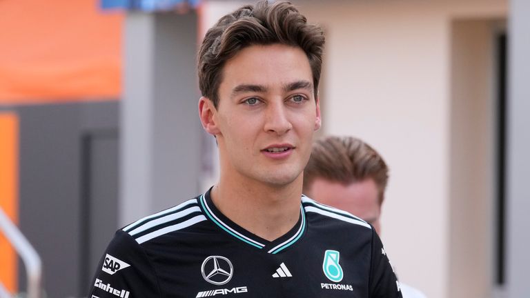 Vozač Mercedesa Džordž Rasel iz Britanije šeta padokom uoči Formule 1 za Veliku nagradu Bahreina na stazi Bahrein International Circuit u Sahiru, četvrtak, 10. april 2025. godine. (AP Photo/Darko Bandić)