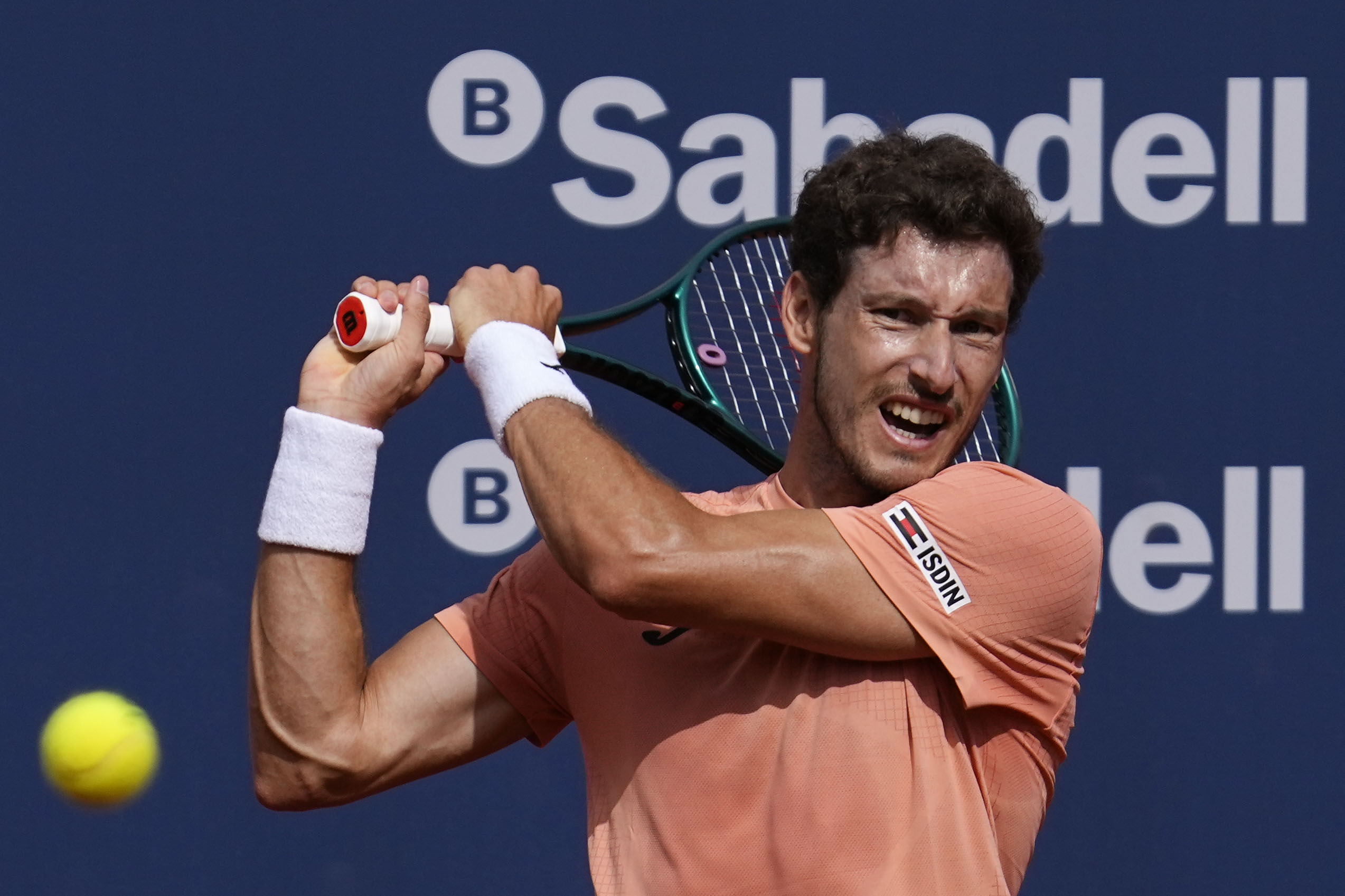 Španski teniser Pablo Carreno Busta tokom meča prvog kola protiv francuskog tenisera Arthura Filsa na Barselona Open Banc Sabadell.