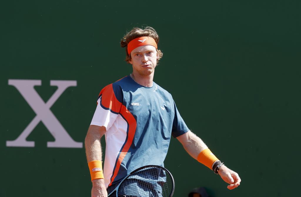 Andrej Rubljov iz Rusije u akciji tokom meča trećeg kola protiv Artura Filsa iz Francuske na ATP Monte Karlo Mastersu. EFE/EPA/SEBASTIEN NOGIER