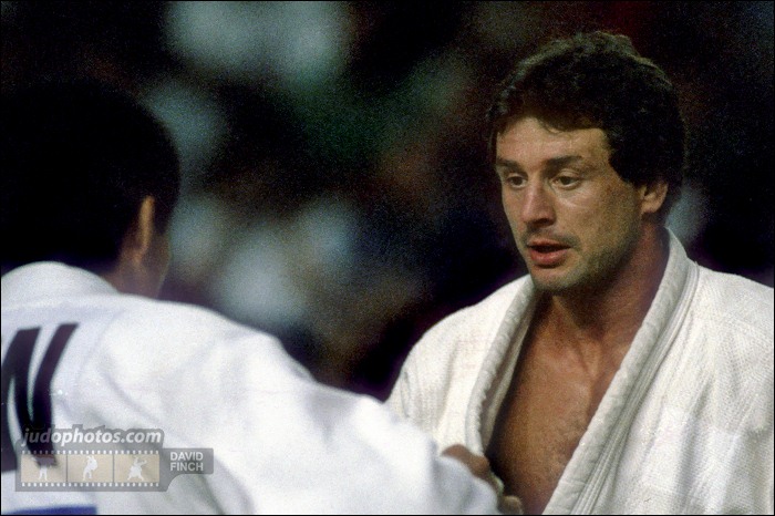 Vladimir Dgebuadze je zaustavljen od strane Hoakin Ruiz na 1991 Vorlds
