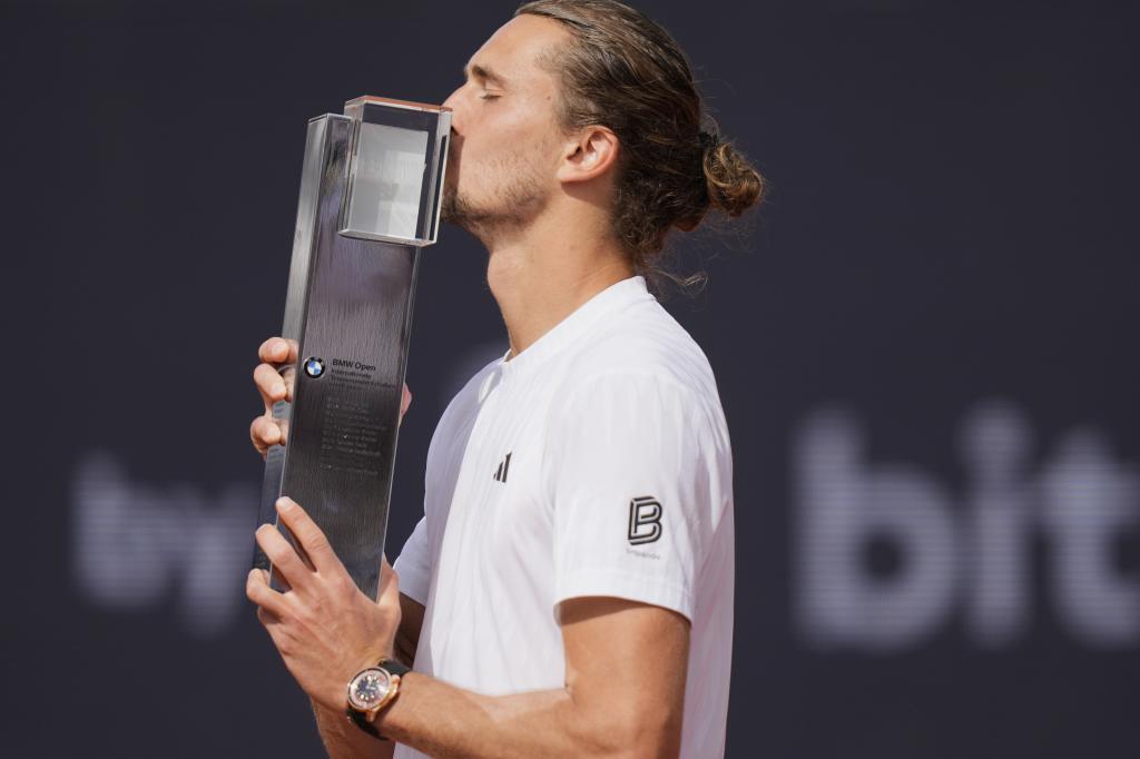 Nemac Zverev poljubio trofej nakon što je pobedio Bena Sheltona u finalu Minhen Opena
