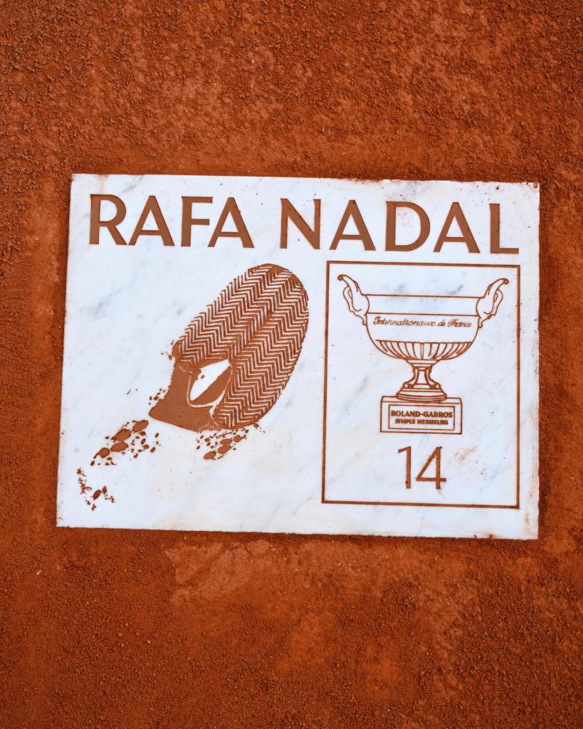 Plaketa u čast Rafaelu Nadalu na terenu Filipa Šatrija