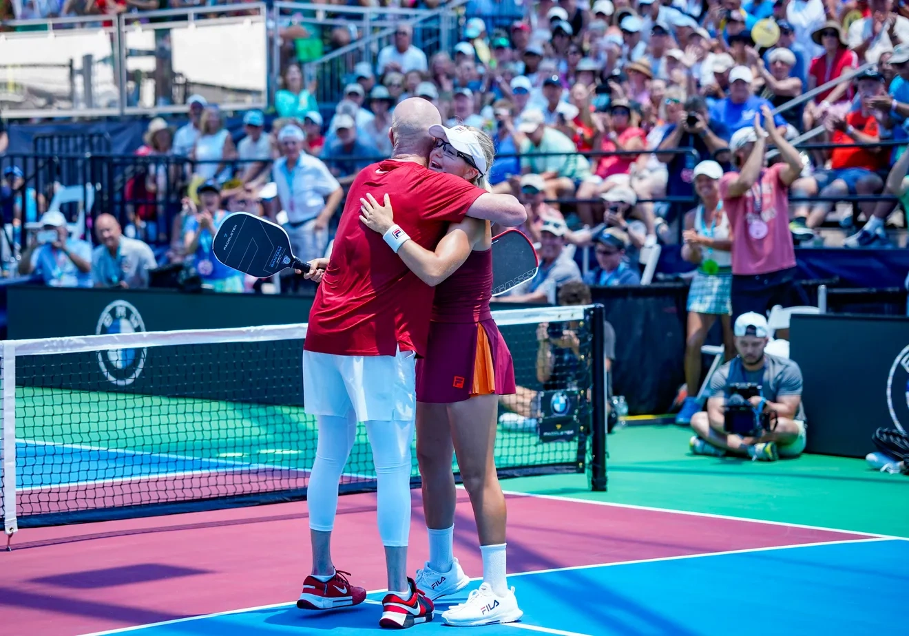 Andre Agassi pobeđuje pro debitantski meč sa Anna Leigh Vaters na Otvoreno prvenstvu u piklbolu