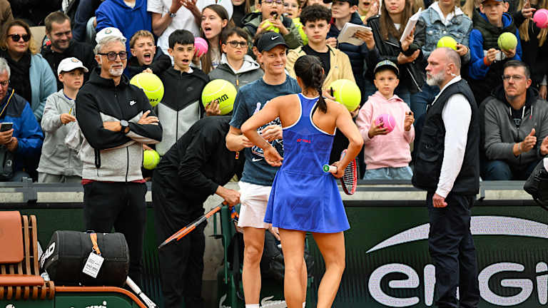 Jannik Siner pozdravlja Caroline Garcia pre njenog poslednjeg singl meča na Rolan Garosu.