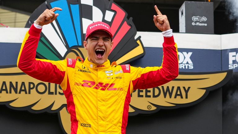 Alek Palou, iz Španije, slavi nakon pobede u Indianapolis 500 auto trci na Indianapolis Motor Speedvai u Indianapolisu, nedelja, 25. maj, 2025. (AP Photo/Michael Conroy)