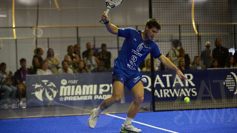 Za razliku od tenisa, padel servis je pogođen ispod ruke i sa odskoka