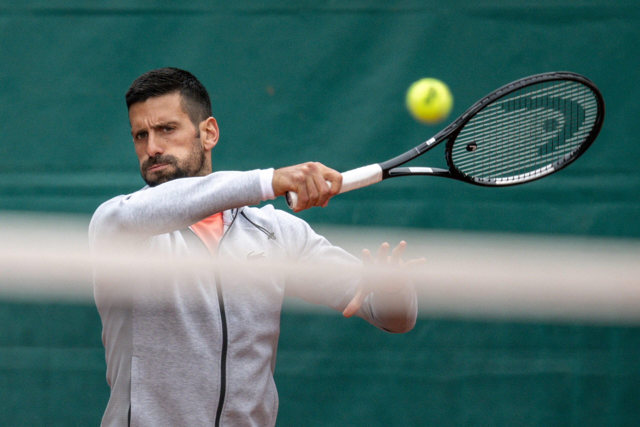 Novak Đoković slavi 38. rođendan pobedom nad Matteo Arnaldi, i razbijen reket