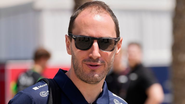 Šef alpskog tima Oliver Oakes šeta padokom uoči Formule 1 za Veliku nagradu Bahreina na stazi Bahrein International Circuit u Sakhiru, četvrtak, 10. april 2025. godine. (AP Photo/Darko Bandić)