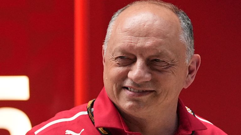 Šef tima Ferarija Frederik Vaser stoji ispred ulaza u garažu Ferarija uoči automobilske trke Formule 1 za Veliku nagradu Majamija, u četvrtak, 1. maja 2025. godine, u Majami Gardensu, Florida. (AP Photo/Rebecca Blackwell)