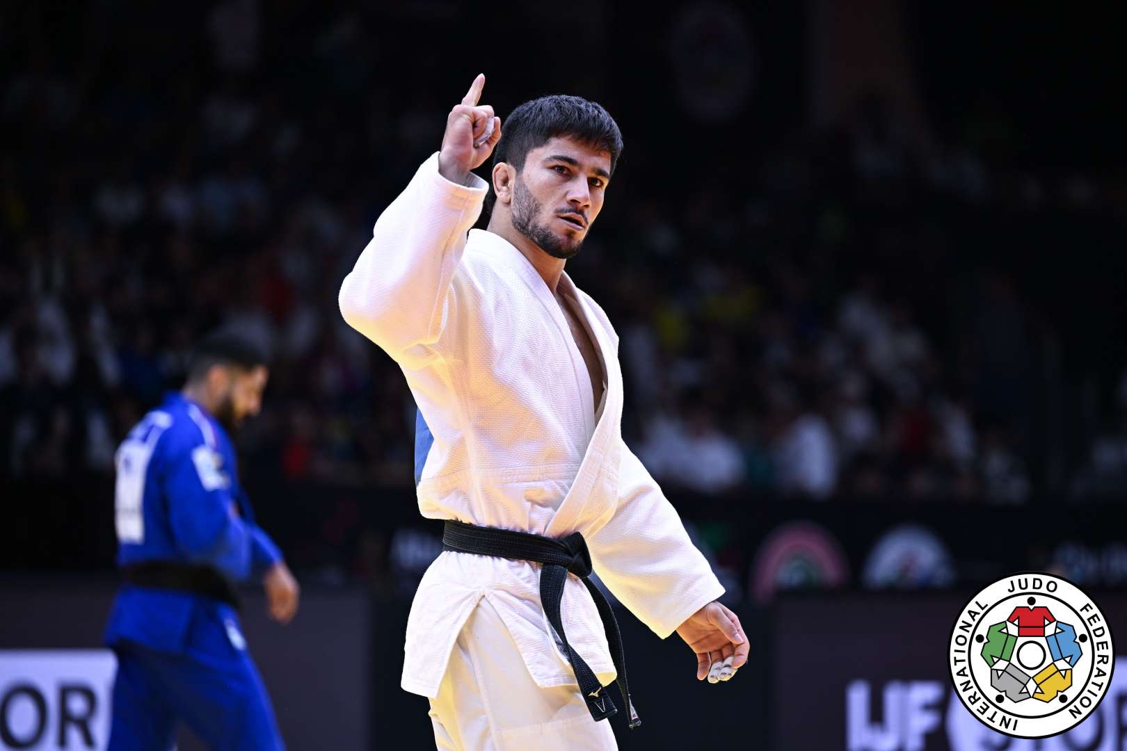 Stranka za Tadžikistan sa tri osvajača medalja na podijumu U66kg