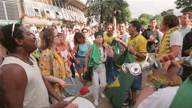 Navijači plešu sambu ispred Stade Rolan Garosa nakon što je Kuerten pobedio Sergija Brugueru u finalu Rolan Garosa 1997. godine, 6-3, 6-4, 6-2.