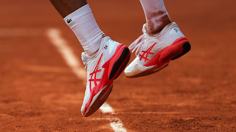 Asics cipele Novaka Đokovića imaju njegov logo i njegov rekord 24 grend slem titule.