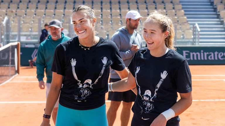 Arina Sabalenka i Mirra Andreeva u podudaranju robe Sabalenka tokom treninga Rolan Garosa.