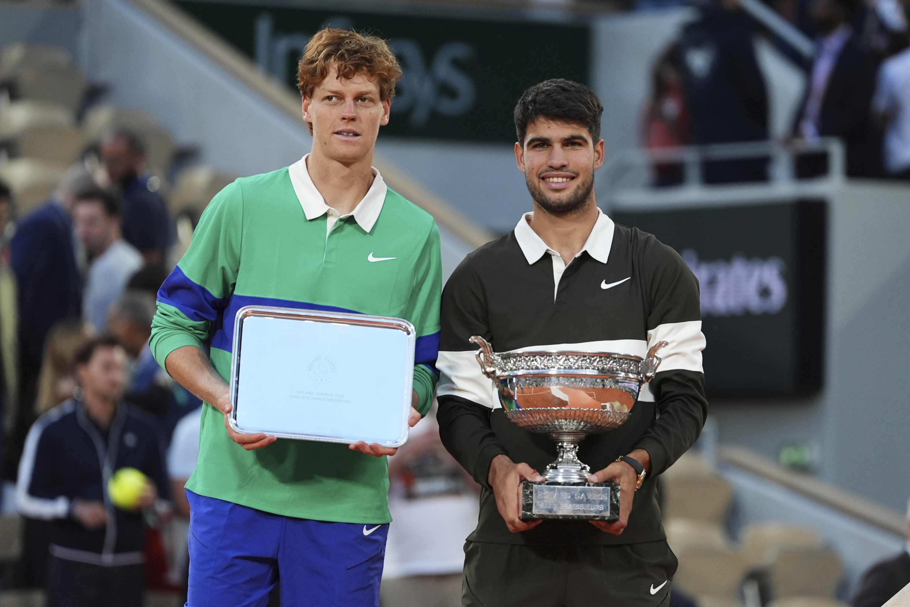 Grešnik i Alkaraz poziraju sa svojim trofejima nakon nezaboravnog finala 2025. godine